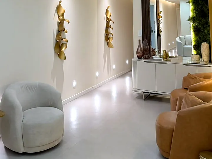 Sala de espera com poltronas e iluminação suave