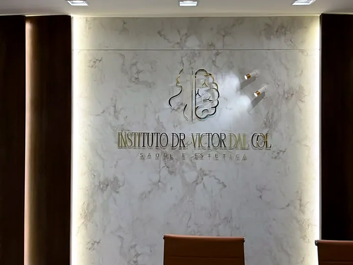 Painel com a marca Instituto Dr. Victor Dal Col — Saúde e Estética