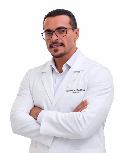 Dr. Victor Dal Col, médico, de jaleco branco e braços cruzados